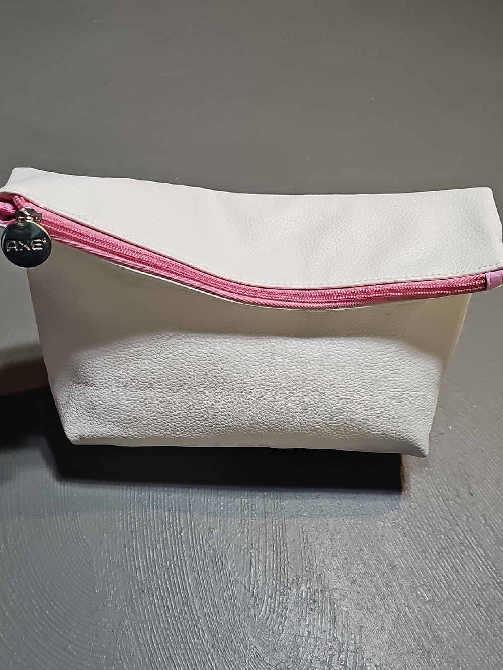 AXE NWOT Foldover Zipper White Pebble Grain Toiletry Bag Cosmetics Bag
